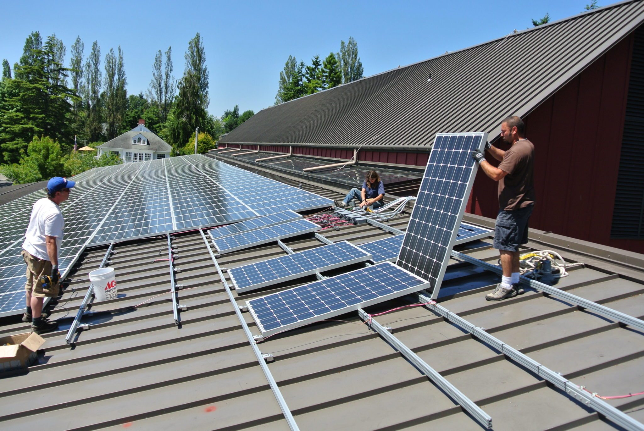 Como instalar montagens de painel solar no telhado