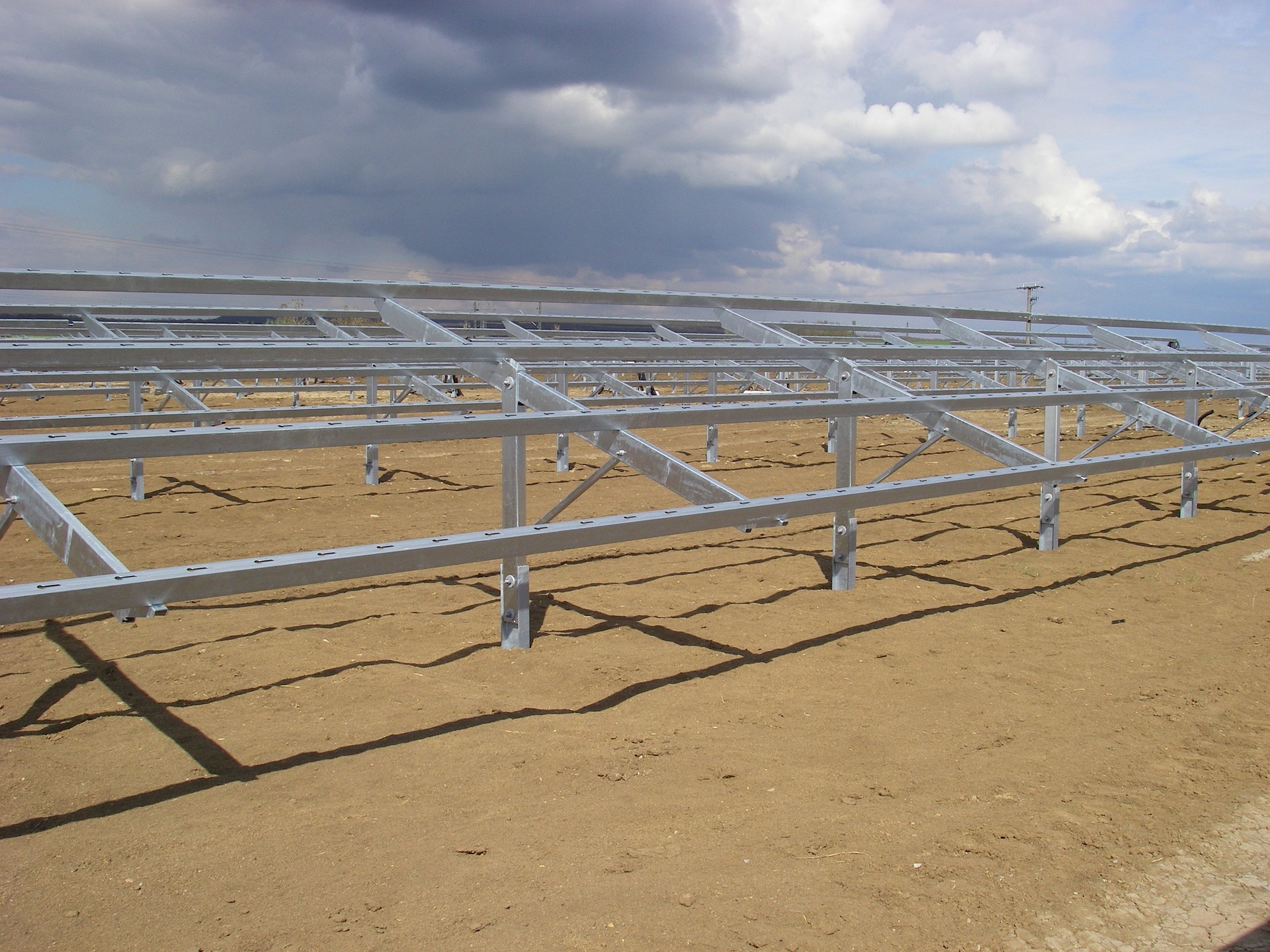 Quais fatores devem ser considerados ao projetar o layout das estruturas de suporte fotovoltaico