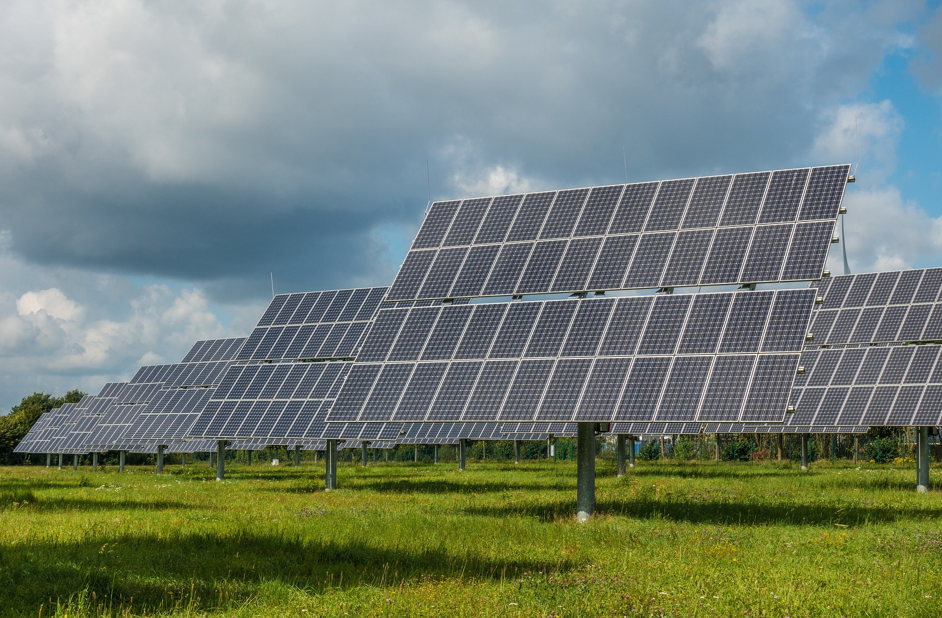 Quais são as diferenças entre suportes fotovoltaicos unipolares e bipolares?