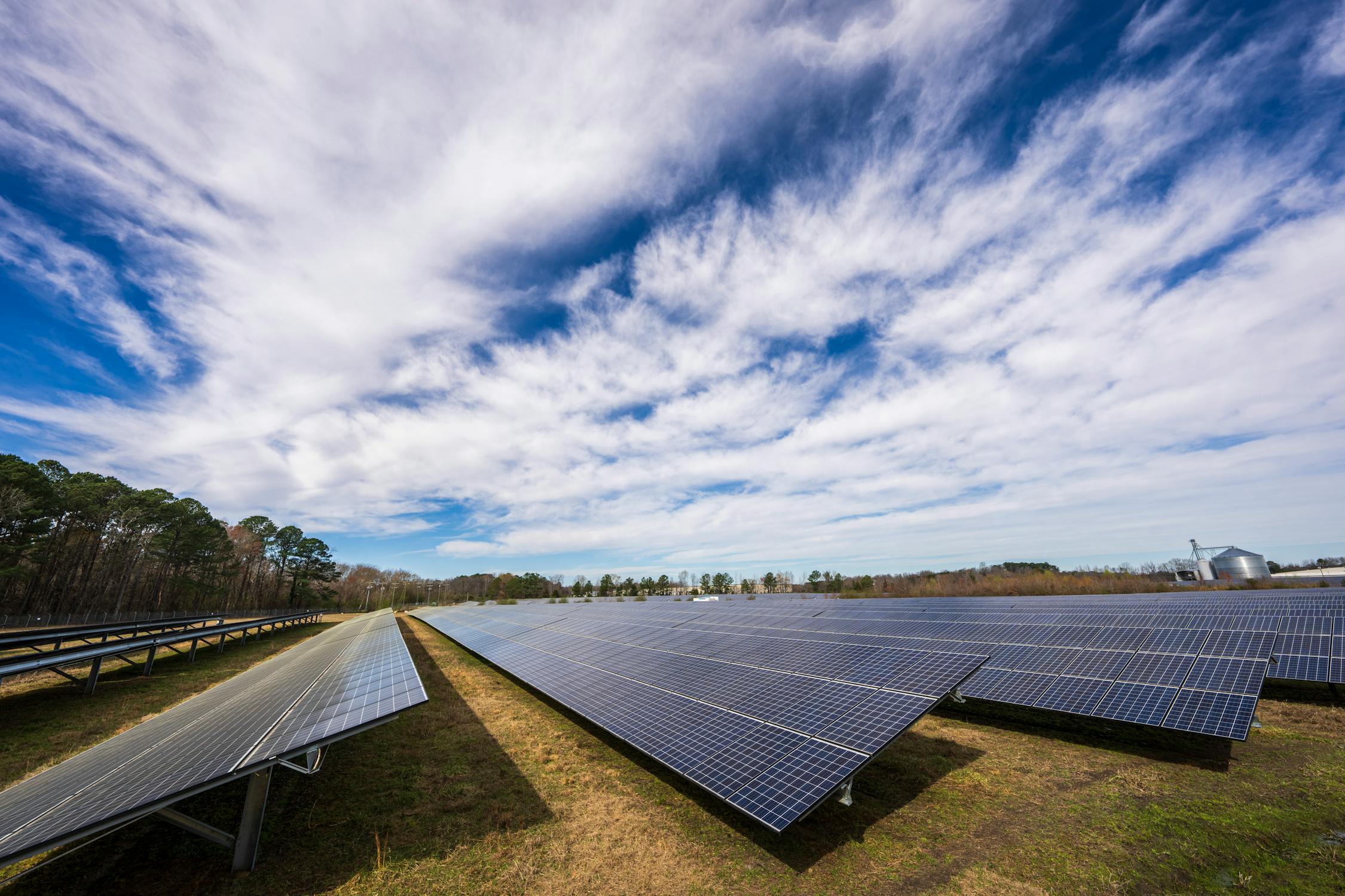 Como garantir a segurança e a confiabilidade de um sistema distribuído de geração de energia fotovoltaica